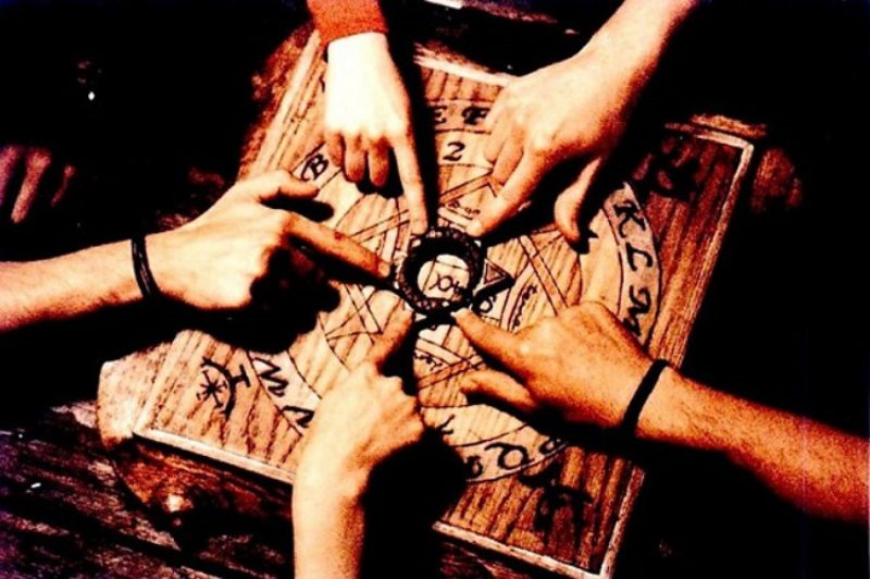 Cầu cơ (Ouija) là gì? Hé lộ những bí ẩn kinh hoàng của trò gọi hồn